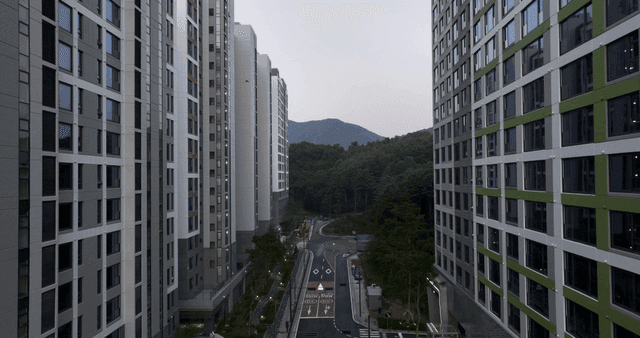 높은 건물이 있는 조용한 도시 거리