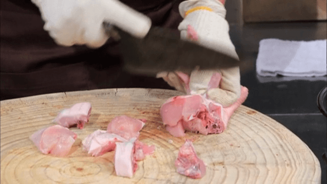 나무 도마 위에서 자르는 생닭