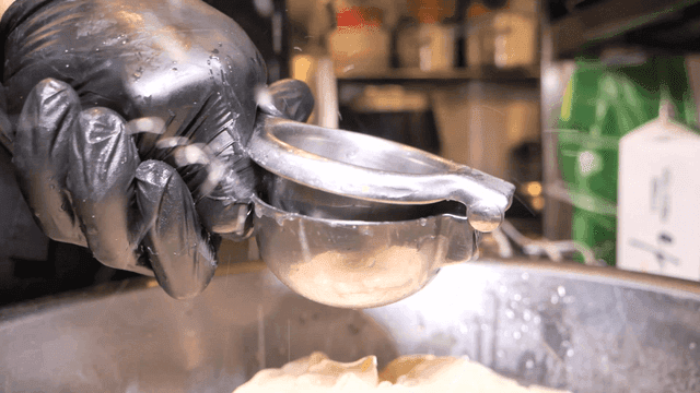 Extracting lemon juice with lemon squeezer