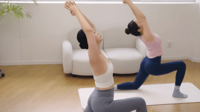 실내에서 요가를 하는 두 여성