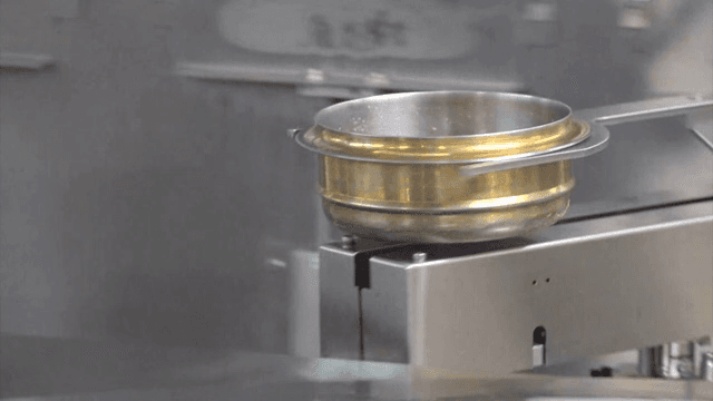 Automated kitchen with robotic arms