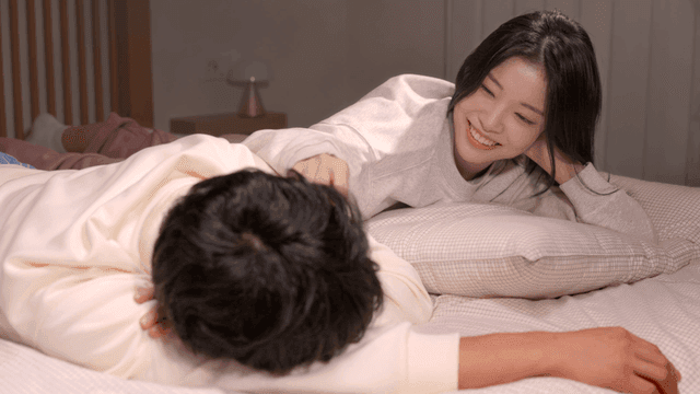 침대에서 휴식을 취하는 커플