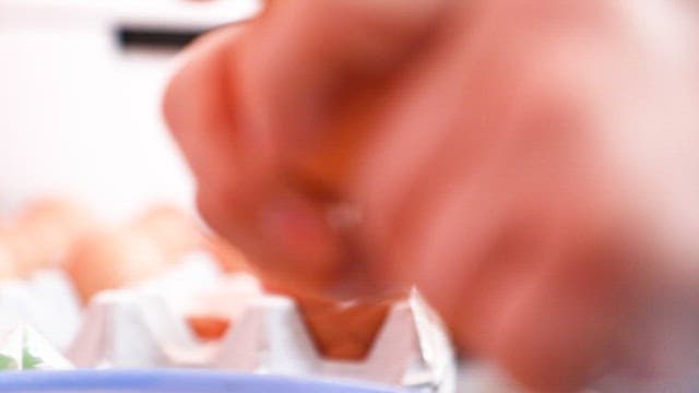 손질된 채소에 넣는 계란