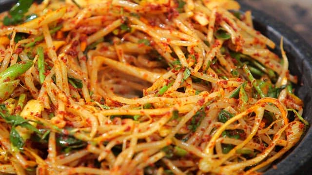 콩나물 위에 올라가는 매콤한 산낙지
