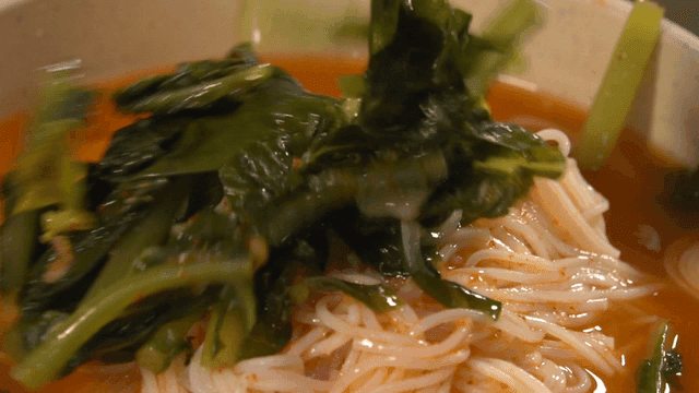 국수 위로 올라가는 열무김치