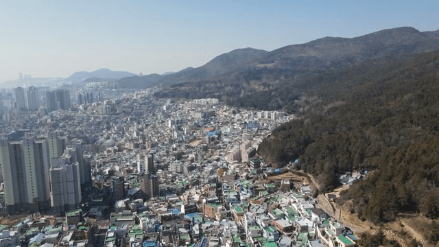 산과 함께한 다채로운 언덕 마을