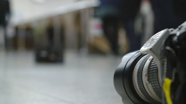 촬영 현장 바닥에 놓인 무선 마이크 수신기