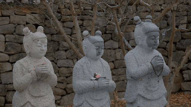 평화로운 정원의 세 개의 석상