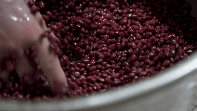 그릇에서 팥을 손으로 씻는 모습