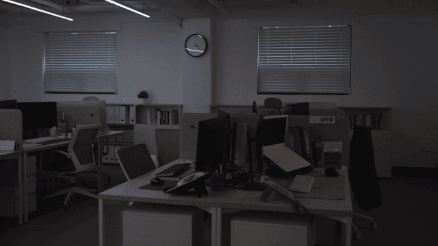 컴퓨터와 책상이 있는 빈 사무실