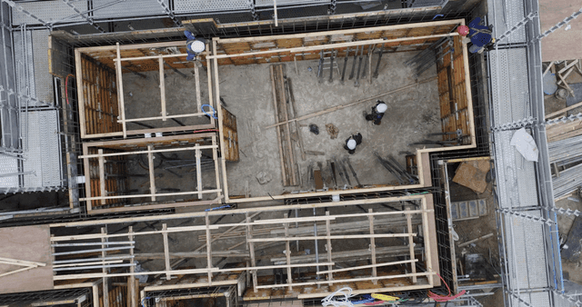 작업자와 자재가 있는 건설 현장