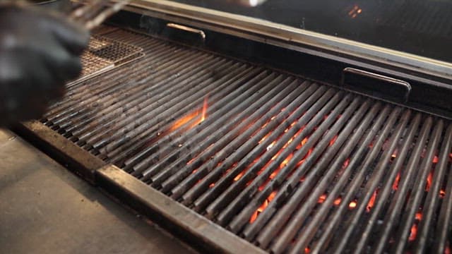 불꽃이 튀는 뜨거운 그릴 위로 올라가는 돼지고기