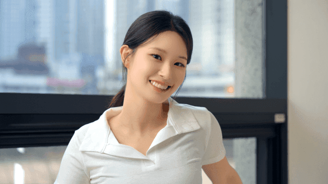 밝은 방에서 미소 짓는 여성