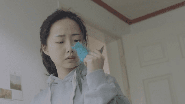 등에서 나오는 깃털들을 보고 생각이 잠긴 여성