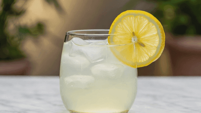 얼음이 든 상쾌한 레모네이드 한 잔