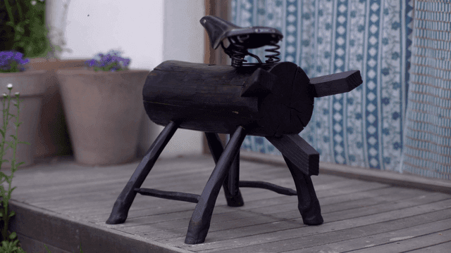 현관에 있는 나무 조각상