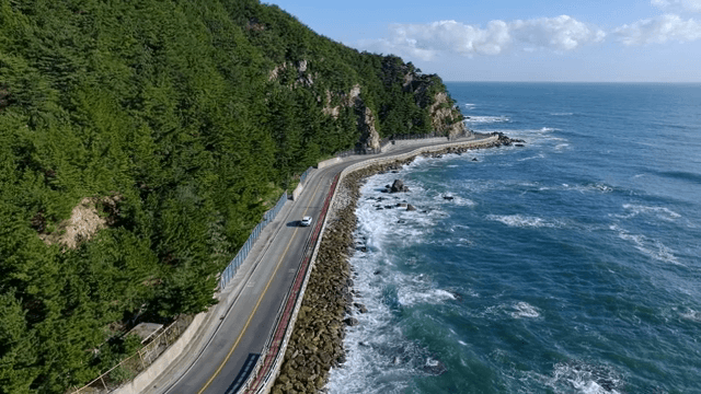 파도가 부딪히는 해안 도로