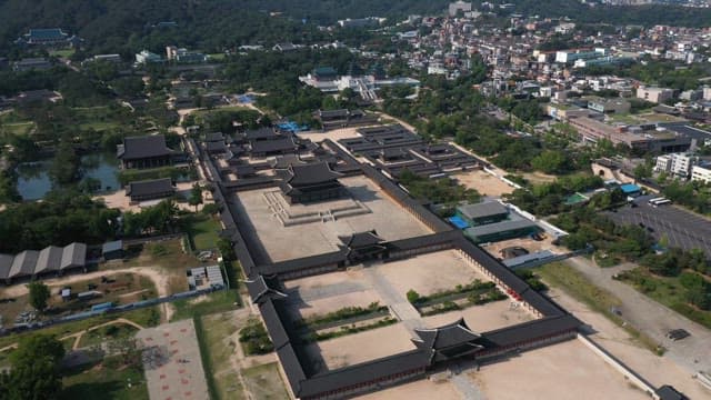 Gyeongbokgung Palace in Harmony with a Modern City