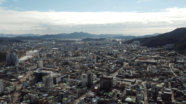 멀리 산이 보이는 도시 전경