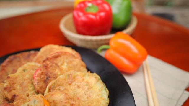 다양한 색상의 파프리카와 함께 플레이팅된 육전 한 접시