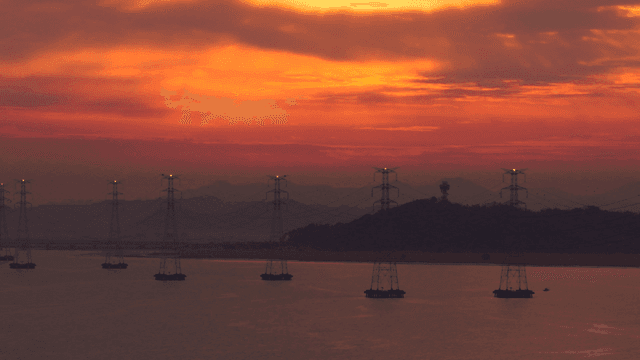 전선과 강 위의 일몰