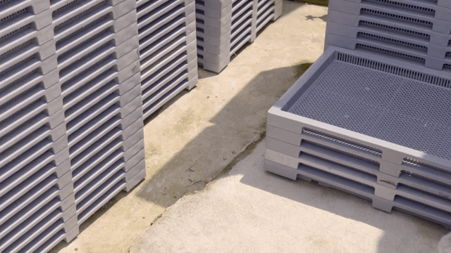 야외에 쌓인 플라스틱 트레이