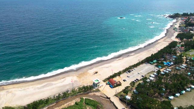 터키석 파도가 있는 아름다운 해변