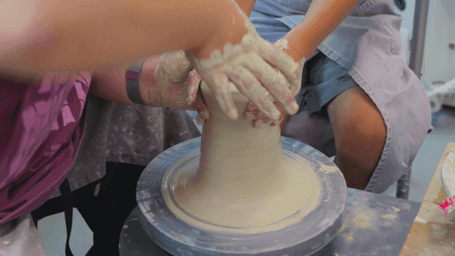 도자기 물레에서 점토를 빚는 섬세한 강의