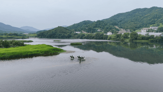고요한 강을 건너는 말을 탄 사람들