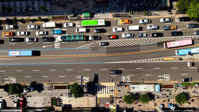 낮 시간대의 혼잡한 도시 거리의 교통