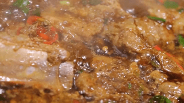 뜨거운 팬 위에서 지글거리는 양념 갈비