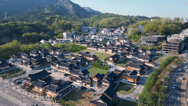 산이 있는 전통 한옥 마을