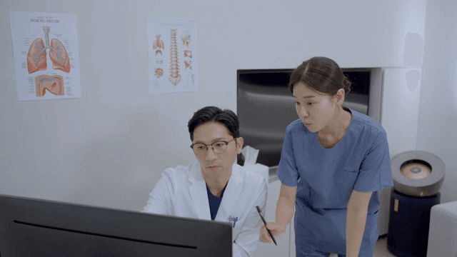 환자 진료를 논의하는 의사와 간호사