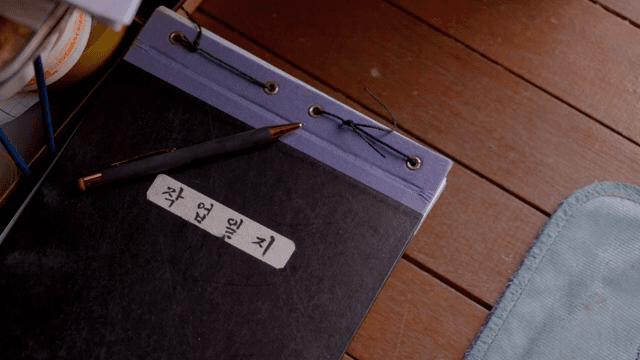 나무 바닥 위의 노트와 펜