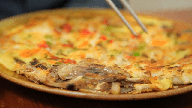 접시에 담긴 고추가 올라간 명태전