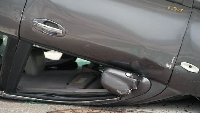 사고 후 도로에 전복된 자동차와 쓰러진 사람