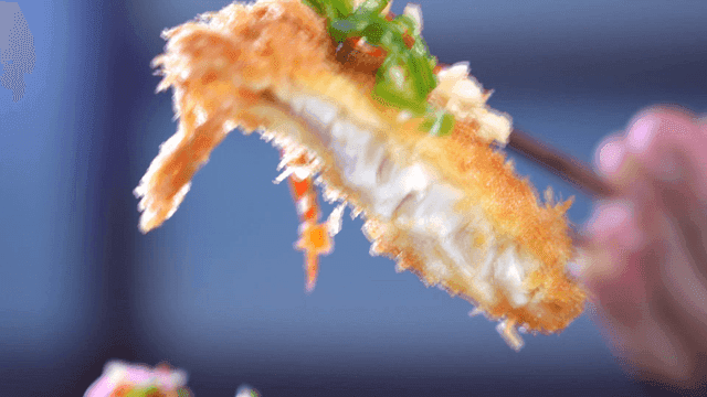 Fried Yurinbok picked up with chopsticks