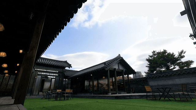 맑은 하늘 아래 전통 한옥