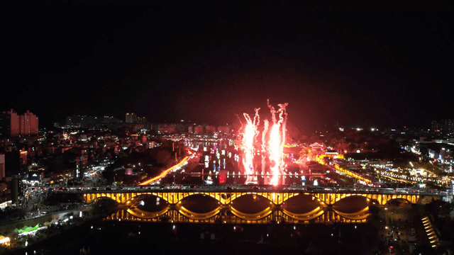 불꽃놀이와 다리가 있는 야경