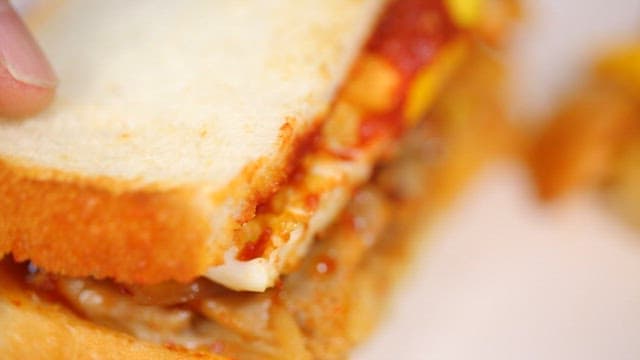 계란과 소스, 돼지불고기를 넣은 한국식 토스트