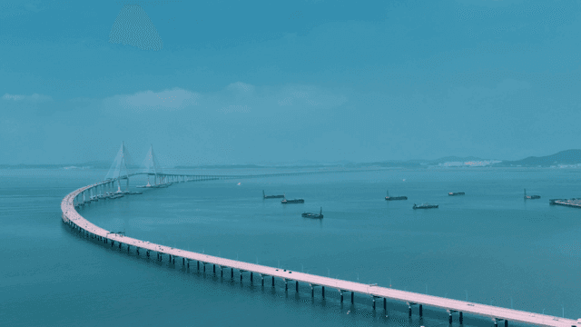 고요한 바다 위의 긴 다리와 배들