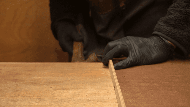 나무와 망치로 작업하는 사람