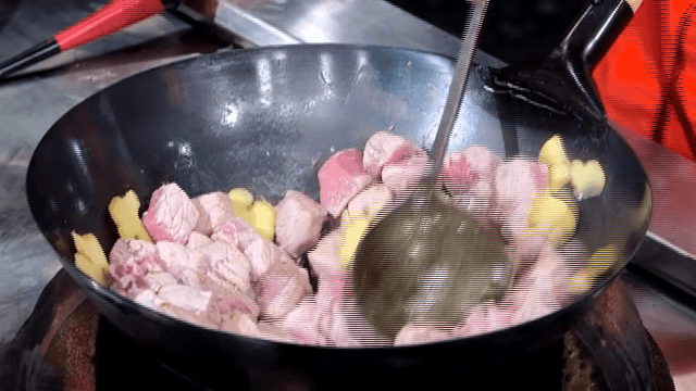 뜨거운 웍에 깍둑썰기한 고기를 볶기