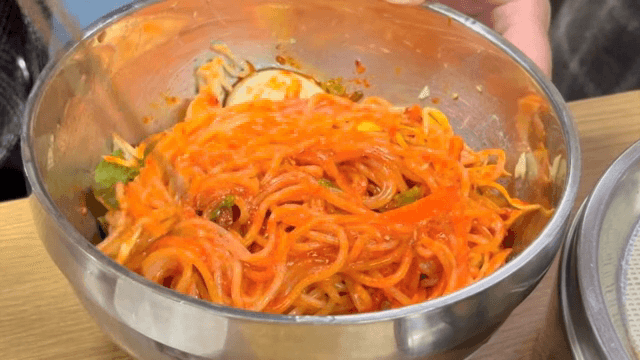 그릇에서 쫄면을 비비는 장면