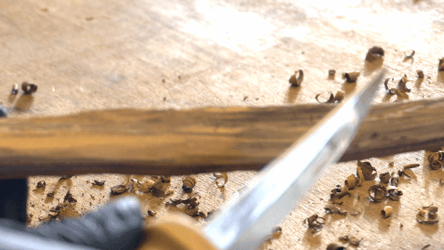 칼로 나무를 정교하게 깎는 모습