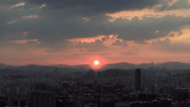 도시 스카이라인 위로 뜨는 해