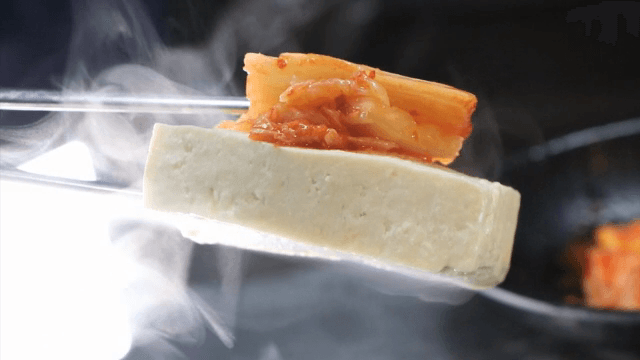 김치가 올려진 뜨거운 두부