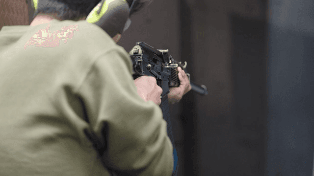 사격장에서 연습하는 사람