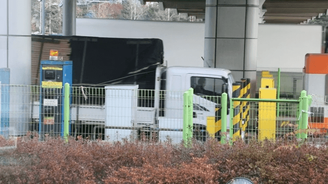 트럭이 톨게이트를 통과하는 모습