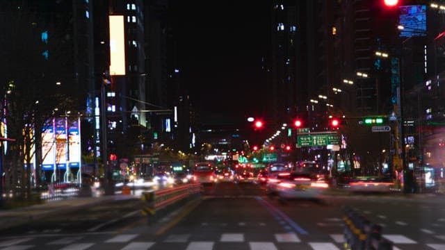 흐릿한 야간 도시 교통 장면